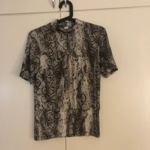 Tröja med orm mönster   - Tröja med polokrage från New Yorker Stl M 55kr 