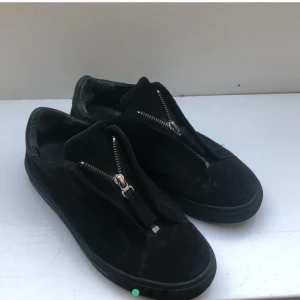 Axel arigato skor - Säljer mina Axel arigato skor storlek 38!💞