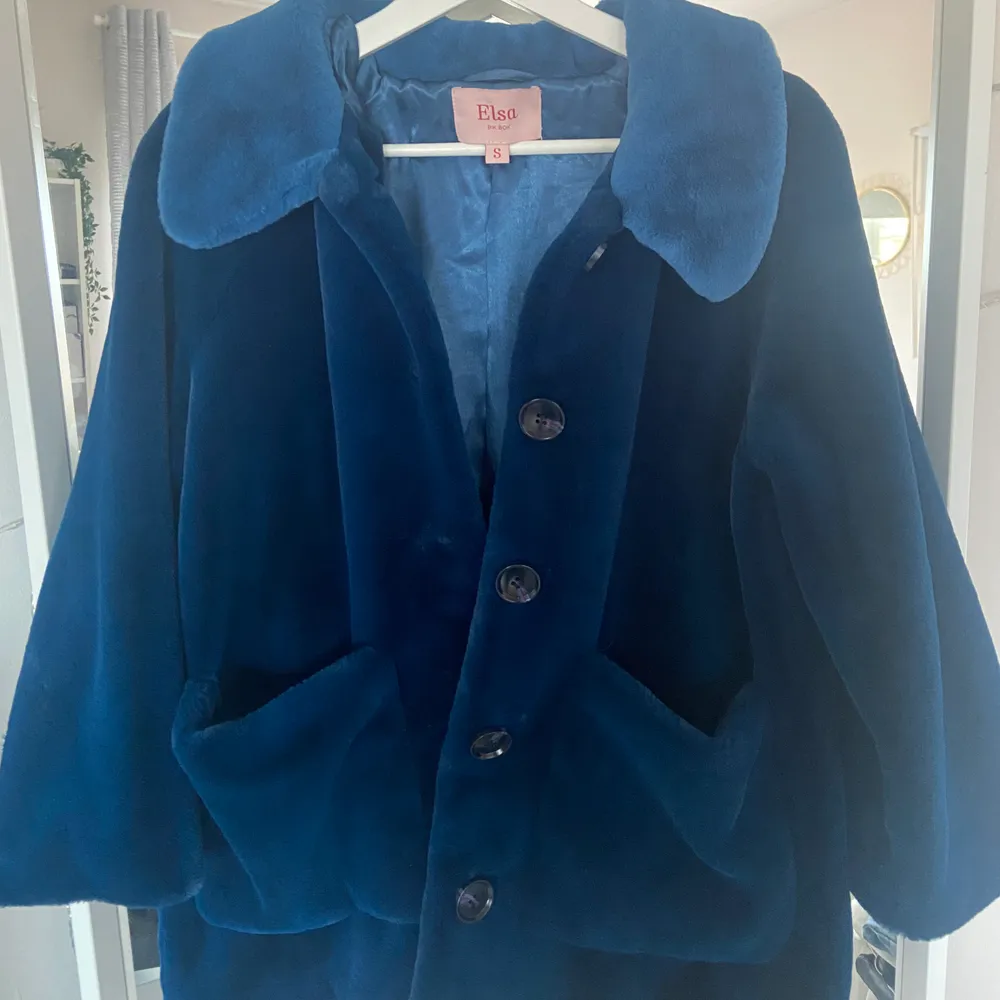 Säljer min blåa pälsjacka från Elsa Hosk för Bikbok. Den är väl använd men i fint skick💕. Jackor.