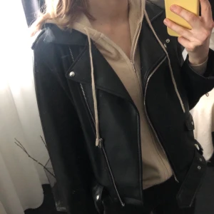 Skinnjacka Zara - Säljer nu min skinnjacka från Zara i storlek L. Köptes förra våren och är knappt använd, passar mig som vanligtvis har strl S i kläder. 💘