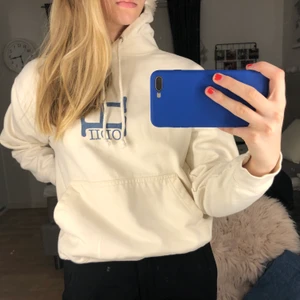 - - Denna hoodie kommer ej till användning så tänkte sälja den vidare. Den e jättebekväm & skön inuti samt har inga fläckar eller andra märken som skulle kunna synas. Den är även medium men passar mig som mest har small i allt ❤️