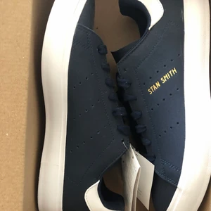 STAN SMITH VULC C - HELT oanvända stan smith vulc c köpta från Jdsports, lappen är fortfarrande kvar på skon och orginallådan finns. Säljs på grund av att de var för små när de kom från JDSports.                                     Storlek: 40 2/3