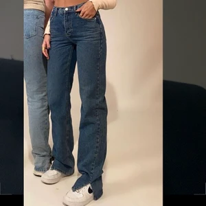 Jeans från venderbys - Säljer mina jeans från venderbys då jag råka köpa 2 stycken. Jeansen är något ljusare i verkligheten än på bild men annars är dom skit snygga. Sitter bra i midjan och rumpan och byxorna är i storlek xs, jag är ca 160! Ni kan skriva till mig om ni vill ha fler bilder på jeansen, många verkar intresserade så buda i kommentarerna!💞
