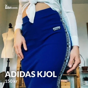 Adidas kjol  - Snygg adidas kjol, köpt för 800. Använt 3 gånger under sommaren så väldigt bra skick! Storlek xs men passar även s