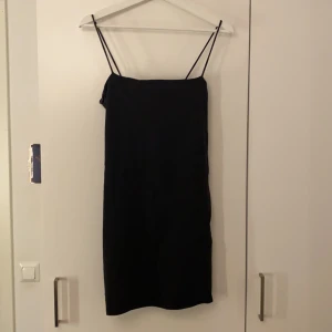 Klänning - Klänning ifrån gina tricot storlek M