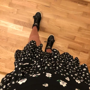 Blommig volangkjol - Blommig volangkjol från H&M, knappt använd! Står inte för frakt💗