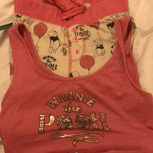 Simpe pijamas från dicney nalle pu - Dicney pijanas par rosa och bersh nalle pu på