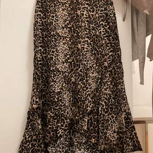 Leopard kjol, strlk xs. Använd en gång. Skriv för mer info/bilder.