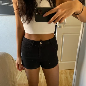 Svarta shorts högmidjade - Högmidjade och supersköna! Storlek 36. Frakt 20kr