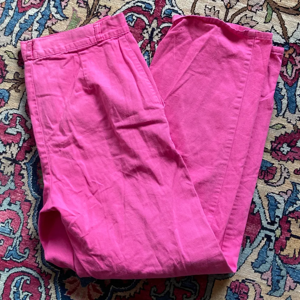 Snygga och rosa byxor (köparen står för eventuell frakt)💕. Jeans & Byxor.