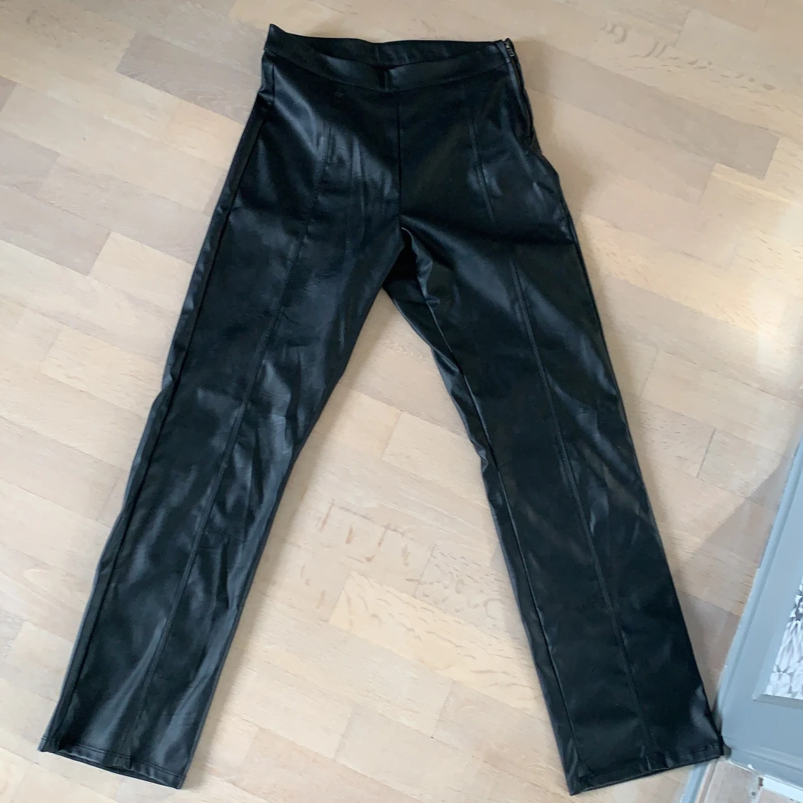 Läderimitation byxor från Ginatricot - 90