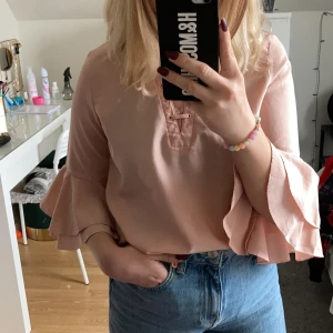 Rosa blus - Rosa blus från Lindex med volanger, detaljer och knappar på baksidan💕 storlek 134-140, nypris 200kr💓