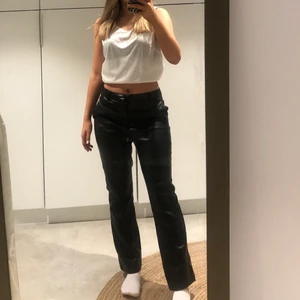 Skinnbyxor - Dessa skinnbyxor såå fina men kmr tyvärr inte till användning. De är köpta från gina tricot i storlek 34. De är i bra skick då de inte är använda så mycket💞 Hör av er om ni har några frågor:)