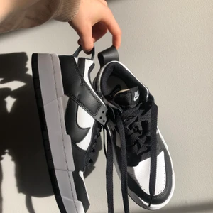 Dunk low disrupt black and white  - Säljer dessa fina skor eftersom jag beställde fel storlek. Inköpta för 1200 kr men finns ej kvar på marknaden så bud startar på 1000. Original box och kvitto finns kvar. Obs oanvända! Hör av dig om du vill se kvitto eller ha mer bilder! Endast seriösa bud och höj med minst 20kr