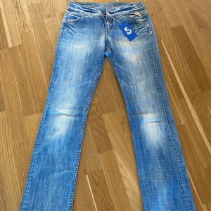 Lågmidjade jeans - Supertrendiga, långa, samt lågmidjade jeans från replay! Har tyvärr ingen bild i dessa eftersom dom sitter för tight över mina höfter/rumpa. I längden samt övrigt är dom jättebra. Perfekt längd för mig som är 170cm. Är normalt en S/M och skulle säga att dessa jeans är en liten 27 i storlek. 200kr inklusive frakt, pris kan diskuteras ❤️