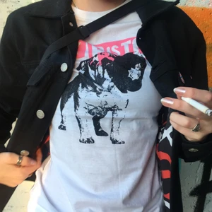 Sex Pistols tisha - Säljer min pistols tisha, babe tee fit på mig som vanligtvis har XS-S