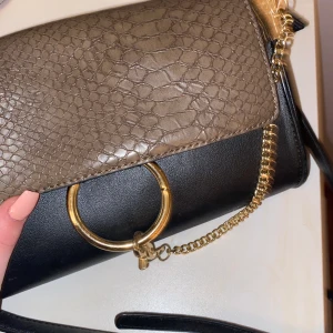 Väska  - Nyskick. Skicka för mer information. Köparen står för frakten. Kom med prisförslag 