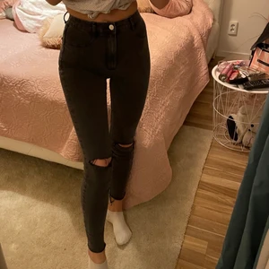 Zara jeans - Zara jeans i storlek 34. Svarta-grå jeans som enkelt kombineras, i bra skick. Kontakta mig för flera bilder 😊💞