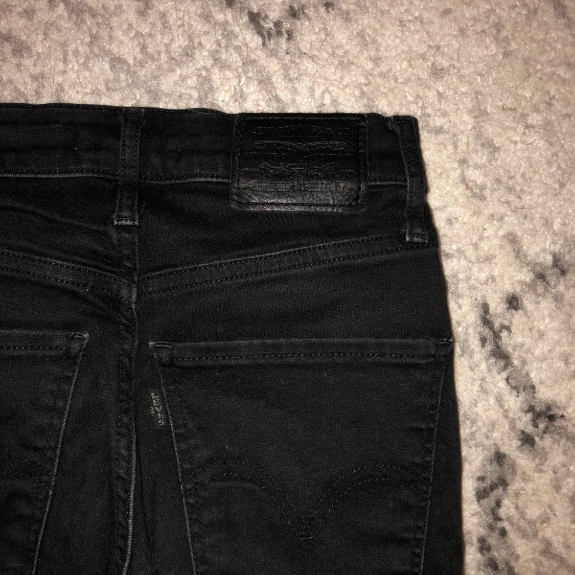 Svarta högmidjade Levi’s jeans. - 90