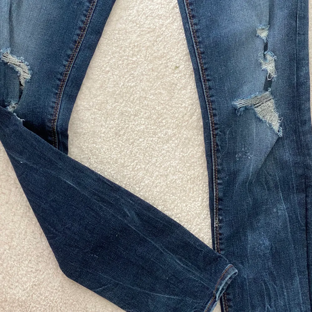 Riktigt snygga blåa jeans från sisters point med vintage känsla. Raka jeans med hål på knäna. Orginalpris 400kr.. Jeans & Byxor.