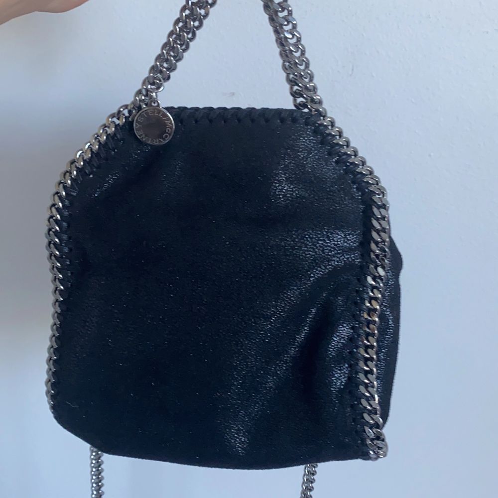 Snygg Stella McCartney väska som är i modellen Tiny. Den är helt ny, plasten på kedjorna är borta men den är i nyskick. Kvittot har jag råkat slarva bort med koden inuti väskan bevisar att den är äkta. Dustbag och kortet medföljer. OBS! Kommer inte gå ner mer i pris!. Väskor.