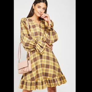 Rutig klänning  - Helt ny brun- och gulrutig klänning. Storlek Small. Säljer även en likadan i blått☺️ Hör av er om ki vill ha egentagna bilder☺️ Frakten är lagd som spårbart, kan säkert bli billigare med vanligt porto☺️