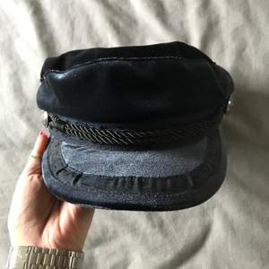Cute sailor hat from H&M in blue velvet. Good condition. Size L/58