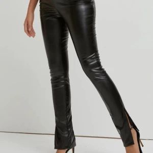 Skinnbyxor med slits - Säljer dessa snygga skinnbyxor med slits. Använda ca 2 ggr. Byxorna är i bra skick. Storlek S. Säljs pga rensning