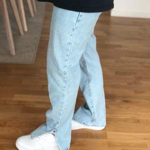 Helt nya och oanvända jeans från boohoo i storlek 38 med lappen kvar. Detta är för alla oss med korta ben då det är deras petit modell. Jag har normalt storlek S och är 158 cm, skulle säga att byxorna passar väldigt bra (om inte bättre) på en XS.