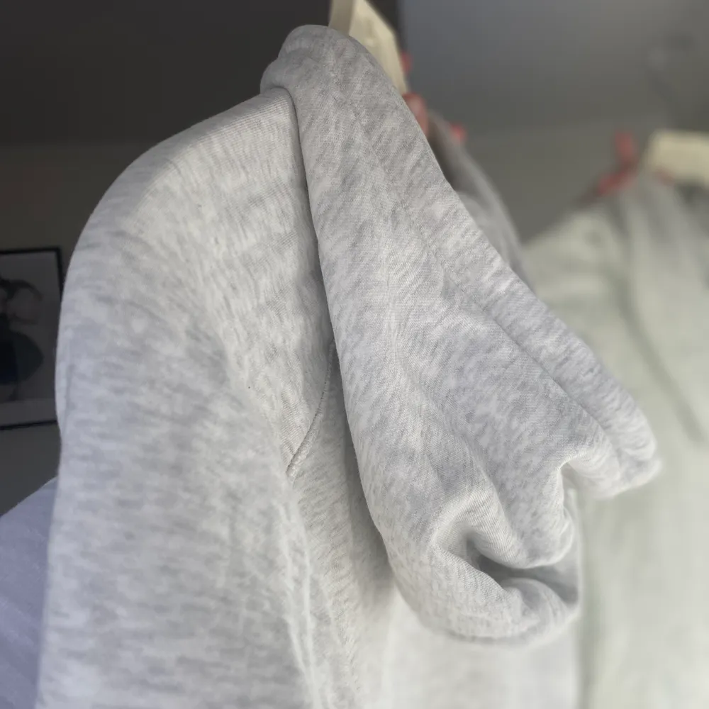 En ljus grå kort hoodie från H&M i storlek XS. Ljusare i verkligheten. Aldrig använd.. Hoodies.