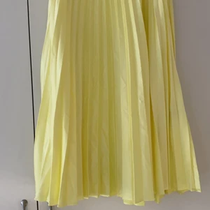 Ljusgul plisserad kjol - Så fin kjol från Zara, superfint skick! 