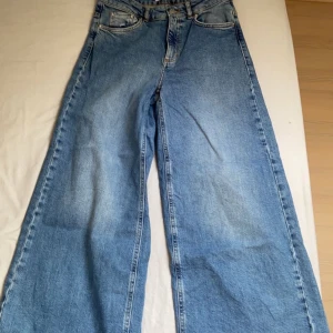 WERA - Säljer mina snygga jeans från WERA, köpt på Åhléns för 800kr förra året. De går en bit upp på smalbenen. Så de är ganska korta! Det är INTE att de krympt i tvätten utan jag köpte de så. De är i storlek 38. Men skulle säga att de passar 36. Jag är en 38. Börja buda från 300kr. Frakten blir 79kr. Budgivningen avslutas 13/3