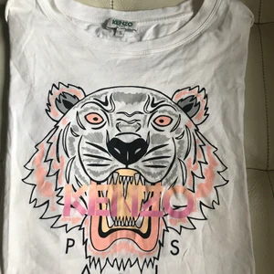 Kenzo T-shirt  - Säljer min kenzo T-shirt då den inte kommer till användning. Sparsamt använd, inga defekter eller slitningar. Väldigt fint skick. Kan skicka fler bilder om det önskas.✨💕