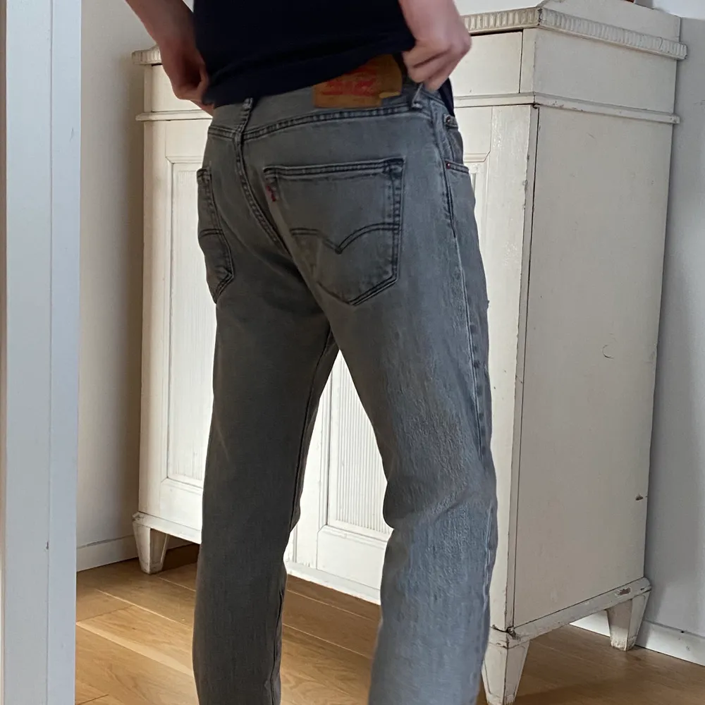 Grå Levi’s jeans köpta second hand men i gott skick. unisex modell, de visas på en kille som är 185👍🏼 fraktar spårbart för 66kr eller möts upp i Malmö! . Jeans & Byxor.