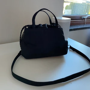 Snygg svart väska! - Säljer denna snygga väska. Går att ”dra åt”. Den är helt oanvänd nästa, använda 1-2 ggr