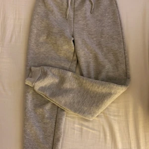 MJUKISBYXOR - Säljer dom här fina mjukisbyxorna. Dom är mjukare på insidan som ni ser på bilden vilket som gör att det blir varmare och skönare. Dom är knappt använda då jag köpte i fel storlek. Vid frågor eller om ni vill ha fler bilder är det bara att skriva :)