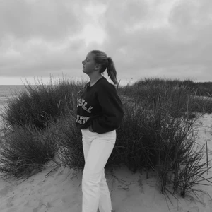 Oversized tröja - Så snygg vintage tröja som är marinblå! Galet skön å använd men bra kvalité! Väldigt snygg så säljer gärna vid bra bud! 🤍 hör av er vid frågor! Oversized på mig som vanligtvis har S/M i tröjor!