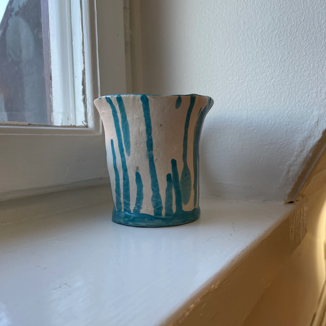 Handgjord vit kopp med blåa detaljer - 90