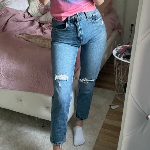 Zara jeans - Zara jeans i storlek 34. Mom jeans model, i pefeckt skick. Jag säljer dem för att de är lite små för mig 💞☺️ Nypris: 399 kr 💞✨😊 Kolla på min profil  💞✨😊 