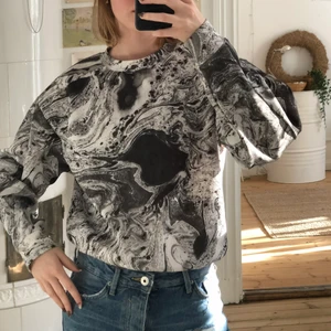 Tröja från Weekday - Jätteskön tröja från Weekday med typ oljemotiv. 