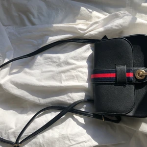 Handväska - Axelremsväska med bra skick, nästan oanvänd💖💖