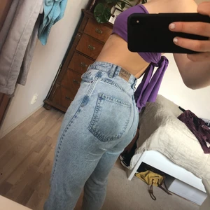 Blå jeans - Supersnygga jeans från Gina Tricot. Liiite slitna och därav priset. Frakt ingår inte, men pris kan diskuteras:))