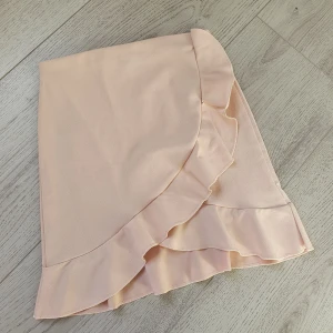 Volangkjol - Säljer denna helt oanvända kjol från nelly i XS!! Superfin rosa färg, lite tajtare modell, kort med volanger längst ner 🤍                 50 kr + frakt 🥰🥰🥰 frakt: 45 kr eller spårbart 66 kr