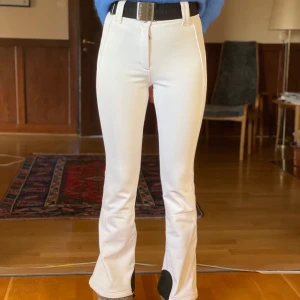 GOLDBERGH skidbyxor - Säljer dessa super snygga vita skidbyxorna från Goldbergh i den längre modellen. De är i fint skick, däremot har lite av plasten där nere på ena benet gått sönder (se sista bilden) men det påverkar varken utseendet eller funktionen. Nypris är ca 3700kr💕💕💕