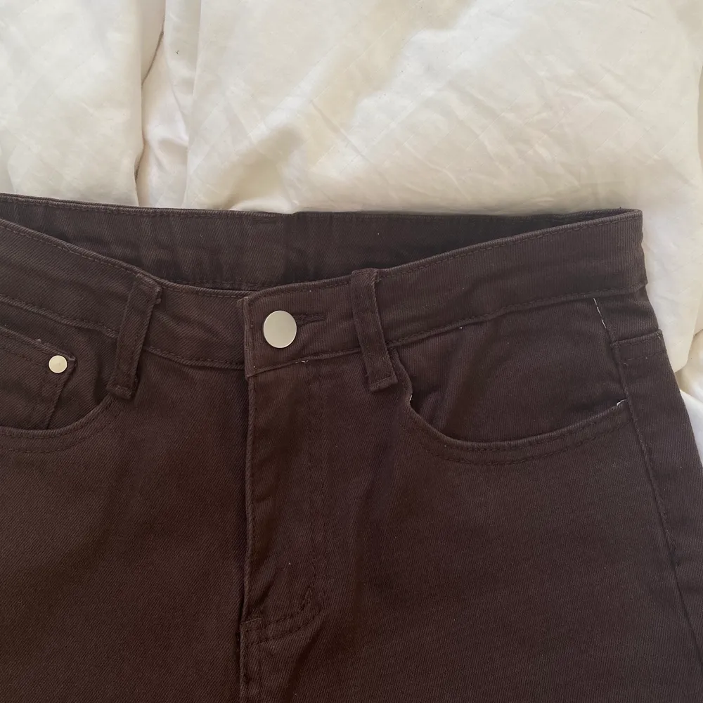Mörkbruna jeans. Aldrig använa, endast prövade. Kan mötas i Stockholm. Jag på bilden är 165cm. ((Högsta bud: 500kr)). Jeans & Byxor.