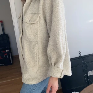 Teddy jacka - Fin vårjacka från H&M. Mysigt Teddy material!