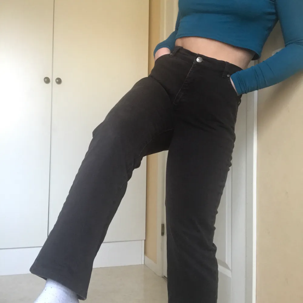 Bekväma jeans från Joy i storlek 38, lite utsvängda längst ner men inte riktigt bootcut. Pris kan diskuteras så tveka inte att höra av er🥰 skriv till mig innan ni klickar på köp nu . Jeans & Byxor.