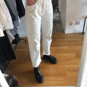 Säljer mina vita oversized jeans från Zara då de blivit lite för stora för mig! Supersnygga och lite kortare i modellen!💓🙌🏻 startpris 75 sek eller bud i kommentarerna❤️🎉 köparen står för frakten😊