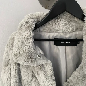 Ljusgrå päls  - Ljusgrå päls från Vera Moda i mycket gott skick. Orginalpris 400kr. Riktigt fin jacka till våren! 