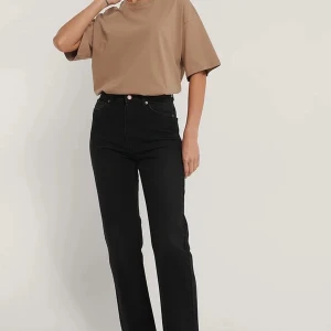 Svarta avklippa jeans - Svarta avklippta jeans från NAKD i storlek 34. Bra skick, men kommer inte till användning längre då de blivit för små. (lånad bild) modellen på bilden är 174cm och har på sig storlek 36